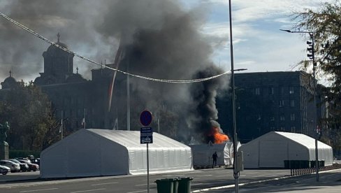 ПОЖАР ИСПРЕД СКУПШТИНЕ СРБИЈЕ ЛОКАЛИЗОВАН: Горео шатор (ФОТО)