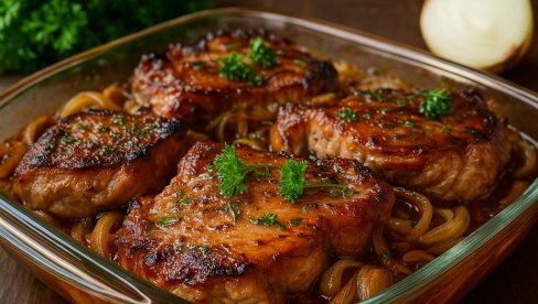 ПЕЧЕНИ СВИЊСКИ ВРАТ СА ЦРНИМ ЛУКОМ: Ароматично домаће јело које увек мирише на недељни ручак