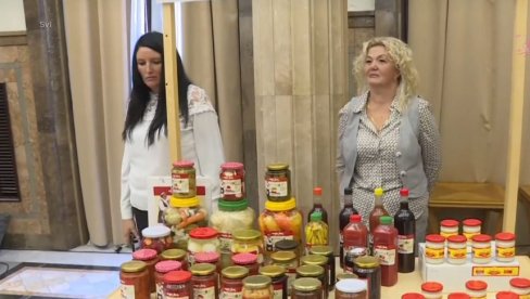 HVALA VAMA TO ŠTO ČUVATE PORODICU Vučić: Žensko preduzetništvo važno za opstanak na selu