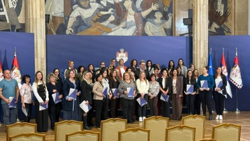 ŽENE SU TE OD KOJIH SVE ZAVISI - NAŠA KUĆA, ZEMLJA, BUDUĆNOST Vučić uručio rešenja o bespovratnim sredstvima preduzetnicama sa sela