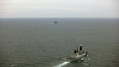 RUSI I BRITANCI OČI U OČI: Britanski razarač tipa 45 i ruski razarač „Udaloj“ u Severnom moru