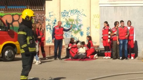 SPASILAČKE VEŽBE: Srednjoškolci i vatrogasci u zajedničkoj akciji