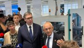 SRBIJA DOBILA JEDNU OD NAJMODERNIJIH FABRIKA: Vučić isprobao najmoderniju tehnologiju za pravljenje pasoša