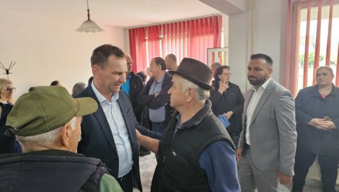 СВАКОМ ПОМОЋ ОД 100 КМ: Пензионере Угљевика обрадовали општинари