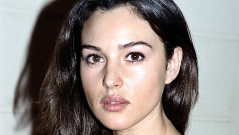 ОВАКО ЈЕ МОНИКА БЕЛУЧИ ИЗГЛЕДАЛА НА СВОМ ПРВОМ ВЕНЧАЊУ: Тада није ни слутила да ће имати светску славу (ФОТО)