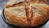 PITA SA ŠUNKOM, SIROM I KAČKAVALJEM: Tajna njenog savršenog ukusa i neverovatne sočnosti krije se u posebnom prelivu (RECEPT/VIDEO)