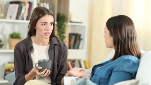 10 ЗНАКОВА ДА ВАС НЕКО ГЛЕДА И ЛАЖЕ: Обратите пажњу на стопала, очи и усне