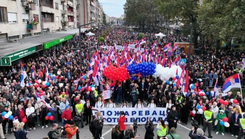 MOĆAN SNIMAK IZ POŽAREVCA: Masa ljudi na skupu slobodnih građana protiv blokada