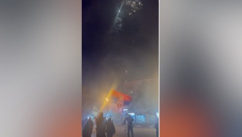 DOK SE TROBOJKE VIJOERE, VATROMET PARA NEBO: Moćne scene iz Kraljeva na protestu protiv blokada (VIDEO)