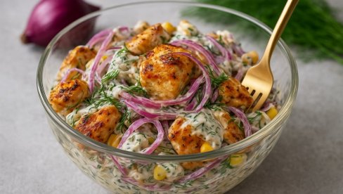 САЛАТА ОД ПИЛЕТИНЕ, ЦРВЕНОГ ЛУКА И КУКУРУЗА: Лагана, сочна и пуна укуса