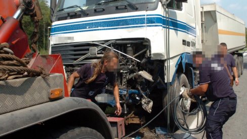 УЖАС - ПУКАО ЈАСТУК: Камионџија погинуо поправљајући камион пун сунцокрета - на истовару близу Констанце (УЗНЕМИРУЈУЋИ ВИДЕО)