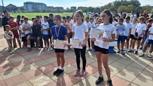 TRAJU TAKMIČENJA U ŠKOLSKOM SPORTU:  Za atletiku u Paraćinu ogromno interesovanje (FOTO)