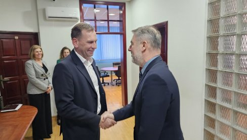 МИНИСТАР ШЕРАНИЋ У УГЉЕВИКУ: Помоћ Дому здравља и Центру за социјални рад