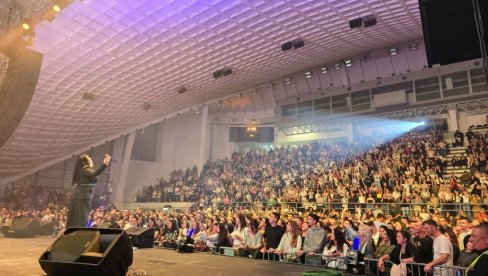 ДРУГИ КОНЦЕРТ ЗА ГОДИНУ ДАНА: Драгана Мирковић у Подгорици приредила спектакл и послала поруку хуманости (ФОТО)