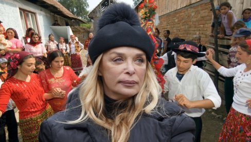 ОДГРИЗАО МУ ЈЕ ПАРЧЕ МЕСА С РУКЕ И ПЉУНУО!: Ово је нешто најгоре што је наша певачица видела на наступу