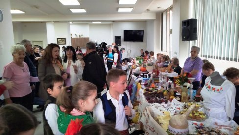 „СМОТРА РУКОТВОРИНА“ ОДРЖАНА У ЋУПРИЈИ: Такмичарска и хуманитарна манифестација Актива жена „Наше златно доба“ (ФОТО)