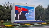 ВАША ЕКСЕЛЕНЦИЈО ДОБРО ДОШЛИ У ДРЕВНИ И ВЕЧНИ ГРАД Вучић стигао у посету Узбекистану - Широм града поруке добродошлице на ћирилици