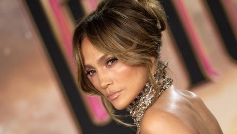 ЏЕНИФЕР ЛОПЕЗ У ИЗДАЊУ КОЈЕ ЋЕ ЖЕНЕ ЖЕЛЕТИ ДА НОСЕ: Понела боју сезоне и покзала шта значи елеганција