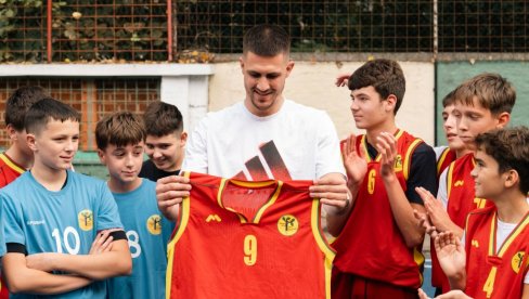 ЗА НОВЕ ШАМПИОНЕ И БУДУЋЕ РЕПРЕЗЕНТАТИВЦЕ: Вања Маринковић и Богдановић отворили нови кошаркашки терен у Београду