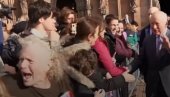 NAPAD NA KRALJA ČARLSA! Skandal ispred katedrale – „Reci istinu o Epstajnu!“ (VIDEO)