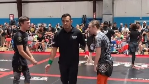 SAMONOKAUT IZAZVAO SMEH ŠIROM SVETA! Nokautirao samog sebe usred meča! (VIDEO)