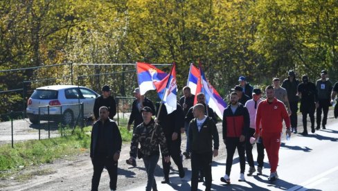 PRATI IH SUNCE, NAROD IH POZDRAVLJA KRAJ PUTA: 60 Srba sa Kosova i Metohije napreduje kroz Rašku (FOTO)