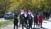 PRATI IH SUNCE, NAROD IH POZDRAVLJA KRAJ PUTA: 60 Srba sa Kosova i Metohije napreduje kroz Rašku (FOTO)