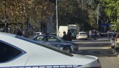 ДЕТАЉИ ПУЦЊАВЕ У ЈЕРКОВИЋУ: Нађене три чауре, мушкарац пријавио изрешетан плафон и зид у свом стану - полиција блокирала крај