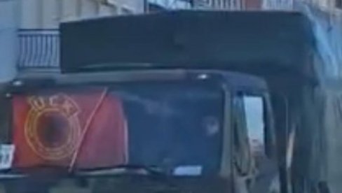 ŠIPTARI DIVLJAJU, NA BRANICIMA ZASTAVA ZLOČINAČKE OVK! Kolona borbernih vozila tzv. KBS prošla kroz Južnu Mitrovicu (VIDEO)