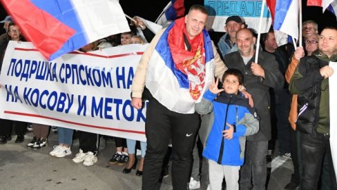 POSEBNO EMOTIVNA SLIKA KOD UŠĆA: Mališan sa tri prsta dočekao pešake s KiM (FOTO)