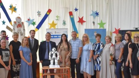 РОБОТ ВОЛИ ПОМАЖЕ У УЧЕЊУ ДЕЦИ СА СМЕТЊАМА У РАЗВОЈУ: У учионице улази 11 механичких другара