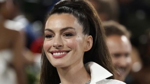 ОБУКЛА ХАЉИНУ СТАРУ ВИШЕ ОД 20 ГОДИНА И ОДУШЕВИЛА: Ен Хатавеј у црвеном спектаклу (ФОТО)