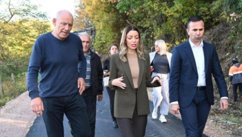 МЕСАРОВИЋ У ПОСЕТИ МИОНИЦИ: Посетила фабрику воде, обишла радове на асфалтирању пута у Берковцу, разговарала са привредницима и