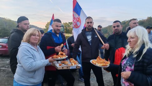 POSEBNO IZNENADJENJE: Domaćice iz Kraljeva spremile kiflice i posluženje za pešake sa KiM (FOTO)