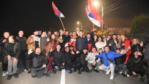 HVALA VAM, HEROJI: 2.000 Kraljevčana dočekalo Srbe s KiM koji pešače ka Novom Sadu (FOTO/VIDEO)