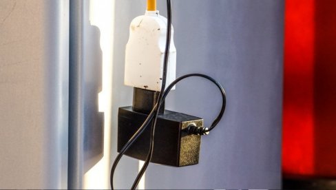 Дечак (9) се запалио током спавања: Пуњач експлодирао - уплео се у његову огрлицу на врату