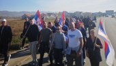 GRUPA BROJČANO RASTE IZ DANA U DAN: Srbi sa Kosova i Metohije koji pešače ka Novom Sadu nastavili jutros svoj put iz Kraljeva (FOTO)