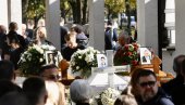 БЕЛИ САНДУК РАСПЛАКАО СВЕ НА ГРОБЉУ: Испраћај трочлане породице на вечни починак (ФОТО/ВИДЕО)