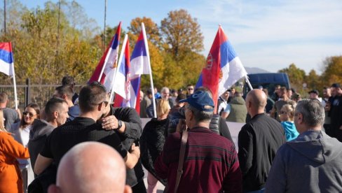 PEŠACI SA KOSOVA I METOHIJE STIGLI U MRČAJEVCE: Meštani im izneli osveženje, a tradicionalno ih je dočekala i baka Rada (FOTO)