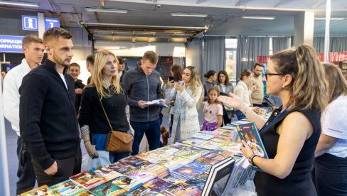 FUDBAL I ZNANJE U ISTOM TIMU: Fudbaleri Železničara posetili sajam knjiga (VIDEO/FOTO)