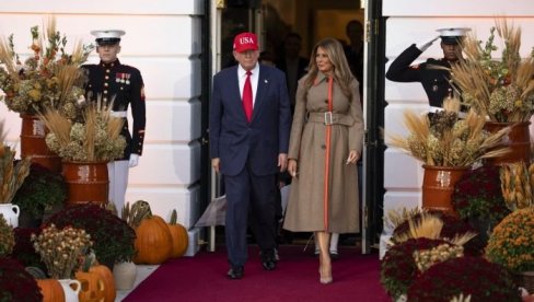 DONALD TRAMP I MELANIJA DELILI DECI SLATKIŠE: Jedan detalj je svima zapao za oko u Beloj kući ukrašenoj za Noć veštica!