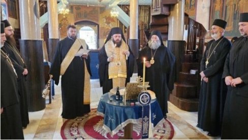 CRKVA JE MESTO GDE SE ZA PREMINULE MOLIMO: Vladika Heruvim i mitropolit Ilarion služili pomen stradalima u Kočanima i Novom Sadu