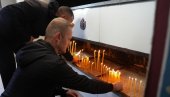 ПЕШАЦИ СА КОСОВА И МЕТОХИЈЕ У ПРЕЉИНИ ЗАПАЛИЛИ СВЕЋЕ: Одали пошту трагично страдалима у паду надстрешнице (ФОТО)
