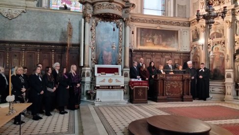 LITURGIJA I PARASTOS ZA 16 ŽRTAVA TRAGEDIJE NA ŽELEZNIČKOJ STANICI: Predstavnici pokrajinske i gradske vlasti u Sabornom hramu u Novom Sadu