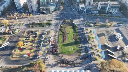 НАЈНОВИЈИ СНИМАК ИЗ НОВОГ САДА: Присутно око 10.000 блокадера