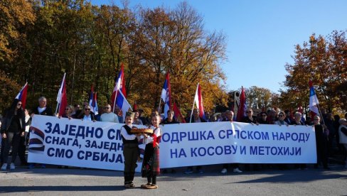 ГОТОВО 1.000 ЉУДИ ДОЧЕКАЛО СРБЕ СА КИМ КОЈИ СУ УЗ ПРЕДСЕДНИКА: Емотивне сцене из Горњег Милановца (ФОТО)