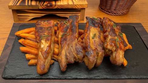 ПИКАНТНА СВИЊСКА РЕБРА НА БАТАТУ: Хрскаво, сочно и пуно укуса