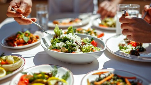 КОЈЕ ЈЕ НАЈБОЉЕ ВРЕМЕ ЗА РУЧАК? Лекари упозоравају на грешку коју већина прави