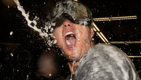 KAO DA SU SIŠLI S UMA: Hiljade ljudi usred noći istrčalo na ulice Los Anđelesa i ponašalo se - ovako (FOTO)