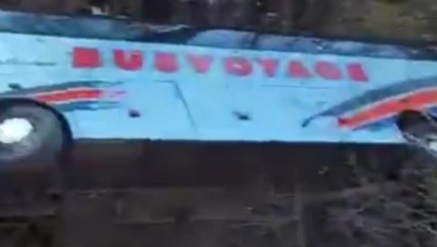 AUTOBUS PUN STUDENATA SLETEO U PROVALIJU: Najmanje 17 ljudi povređeno zbog nesreće u blizini manastira (VIDEO)